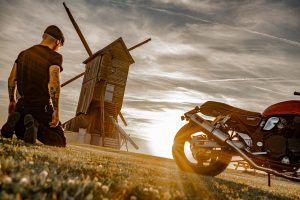 Photographie moto café racer – McBluesik – style cinématographique24